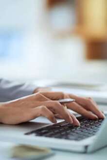 Pessoa a teclar em computador